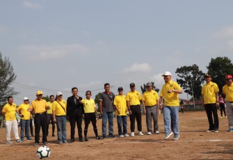 Gubernur Bengkulu Rohidin Mersyah Melakukan Kick Off Sebagai Tanda Dimulainya Kompetisi 