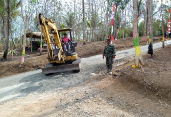 TNI turunkan Alat Berat Untuk Pekerjaan TMMD 106 Kodim Cilacap pada Pelebaran Jalan Di Desa Cilibang