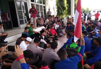 Pimpinan beserta anggota DPRK Aceh Singkil duduk bersama pengunjuk rasa dilantai parkiran gedung dewan setempat.