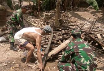 Porsenel TNI Kodim 0703 Cilacap Rapikan Puing-Puing Rumah Parmin