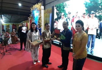 Dandim 0209/LB Letkol Inf Santoso Beri Cenderamata Kepada AKBP Frido Situmorang