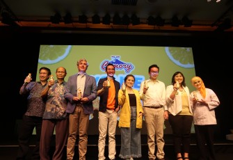 Foto Bersama (Kiri-Kanan) Bapak Arjoso Wisanto (Business Unit Manager PT Cimory Mountain Dairy) Bapak Eno Suwana (Business Unit Manager PT Cimory Mountain Dairy) Mr Francisco Ortega (CFO PT Cisarua Mountain Dairy) Dr Haekal Anshari (Pemerhati Gizi) Marsha Aruan (Selebriti) Bapak Farell Sutantio selaku Direktur PT Cisarua Dairy Mountain (Cimory) Sheila Aryyani (Senior Brand Manager Cimory) Chef Yeni Ismayani