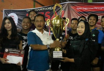 Bupati Bengkulu Tengah Ferry Ramli Berikan Piala Bergilir Turnamen Futsal Bupati CUP 2019