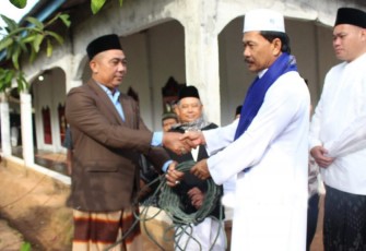 Bupati Bengkulu Tengah Ferry Ramli Serahkan Hewan Kurban Usai Sholat Id Kurban 