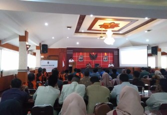 Plt Wali Kota Blitar Santoso Saat Berikan Sambutan Dalam Acara Pentingnya Pendidikan Politik Bagi Generasi Muda 