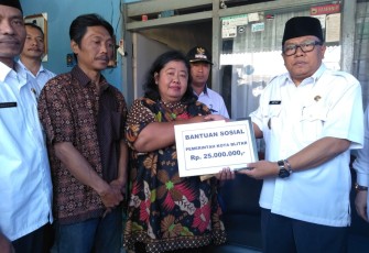 Plt Wali Kota Blitar Santoso Berikan Bantuan Sosial Kepada Keluarga Korban Kebakaran