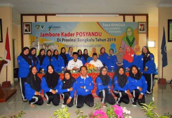 Foto Bersama Kepala Dinsa Kesehatan Provinsi Bengkulu Herwan Antoni Dan Kader Jambore Posyandu 