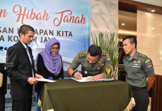 Penandatangann Pakta Hibah Tanah Rumah Sakit Tingkat II MRM Kesdam Jaya di Lobby Sapta Marga Makodam Jaya Jakarta Timur
