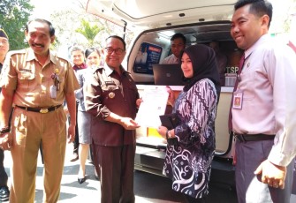 Bupati Blitar Drs Rijanto Saat Meresmikan Program Joss Banget Mas di DPMPTSP Pemkab Blitar