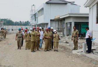 Bupati Blitar Rijanto Dan Wakil Bupati Blitar Marhaenis Urip Widodo Didampingi Jajaran Dinas Terkait Saat Meninjau Progres Pembangunan RSUD Srengat