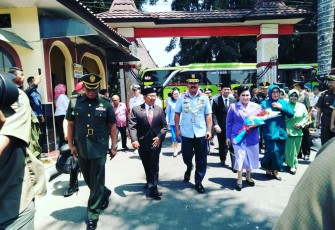 Bupati Blitar Rijanto Saat Menyambut Kedatangan Panglima TNI Marsekal Hadi Tjahjanto Beserta Rombongan di Pintu Gerbang Pendopo Ronggo Hadinegoro