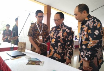 Bupati Blitar Drs Rijanto Didampingi Kepala Disnaker Pemkab Blitar Haris Susianto Saat Meninjau Stan Bursa Kerja di Job Market Fair Tahun 2019