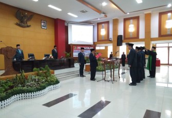 Plt Wali Kota Blitar Santoso Saat Menuntun pengucapan Sumpah/Janji Jabatan PimpinanTtinggi Pratama di Lingkungan Pemerintah Kota Blitar