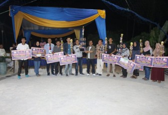 Bupati Bengkulu Tengah Ferry Ramli Dan Wakil Bupati Bengkulu Tengah Septy Peryadi Foto Bersama Pemenang 