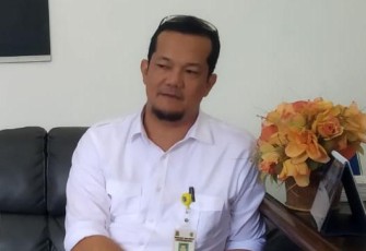 Direktur RSUD Aceh Singkil dr. Khuzaini SP. B saat ditemui wartawan diruang kerjanya.