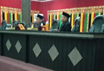 Dua pimpinan sementara DPRK Aceh Singkil Hasanuddin Aritonang dan H. Amaliun.
