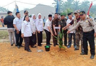 Dandim Santoso Tanam Bibit Pohon Pinang