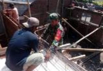 Babinsa Gotong Royong Membangun Rumah Warga Manisrenggo