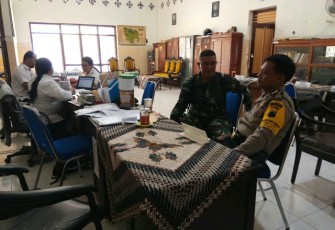 Serda Surojo Bintara Pembina Desa Koramil 22 Wonosari Kodim 0723 Klaten Mendatangi Perangkat Desa dikantor Desa  Teloyo Kecamatan Wonosari Kabupaten Klaten