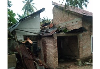 Rumah Sariono Tertimpa Pohon Durian Akibat Hujan Deras  