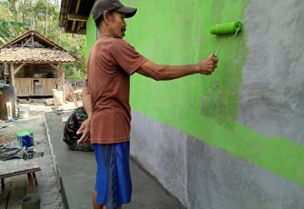 Satgas TMMD Lakukan Kembali Cat Ulang Rumah Penerima RTLH