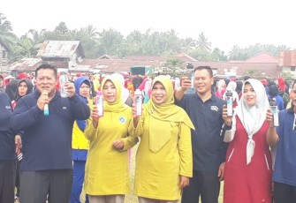 Bupati Mukomuko Choirul Huda Bagikan 700 Buah Botol Minuman Pada Masyarakat 