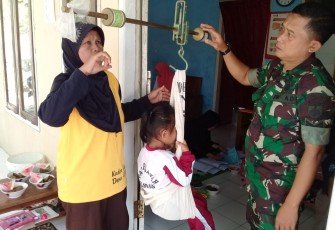 Satgas TMMD Saksikan Timbang Badan Bayi di Posyandu