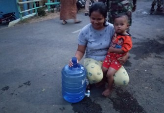 Warga Dusun Kalirau Serbu Mobil Tangki