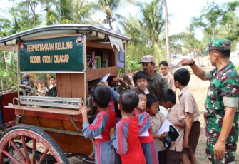 Siswa-siswi SDN 01 Cilibang Serbu Delman Perpus Kodim 0703 Cilacap 