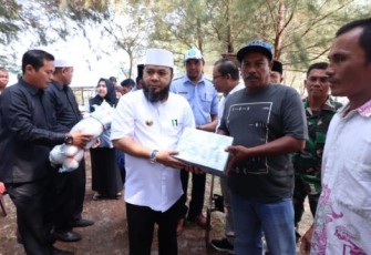 Wali Kota Bengkulu Helmi Hasan Berikan Secara Simbolis Bantuan 8 Unit Kapal Untuk Nelayan 