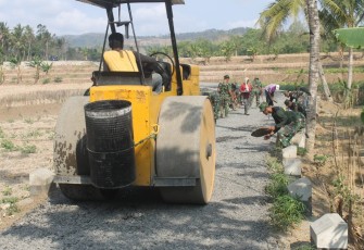 Satgas TMMD dan warga Gelar Batu Seplit