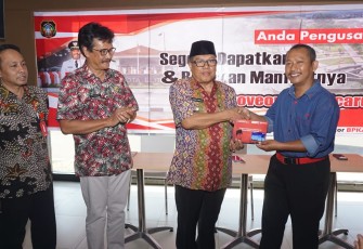 Plt Walikota Blitar Santoso (dua dari kanan) didampingi Sekda dan Kepala BPKAD Kota Blitar menyerahkan cinderamata kepada wajib pajak yang taat bayar pajak, dalam acara peluncuran program Padamoveon.