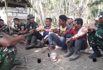 Keakraban TNI bersama Warga Desa Cilibang