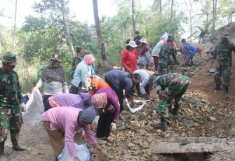 Satgas TMMD 106 Kodim Cilacap Bersama Warga Bahu Membahu Di Lokasi TMMD