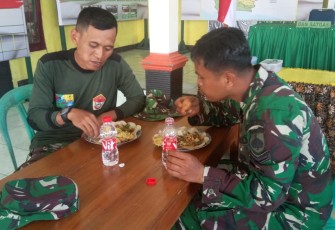 Serda Urip Ashari Dan Kopda Topik Nikmati Menu Pecel Buatan Ita.