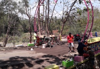 Satgas TMMD 106 Kodim Cilacap Berjibaku Bersama Warga Pasang Gapuro Love Di Wisata Krama Cenil 
