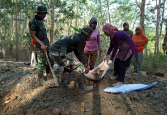Ibu- Ibu Tak Sungkan Kerja Bakti Bersama Anggota TNI Dalam TMMD 106 Kodim Cilacap