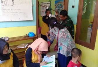 Satgas TMMD 106 Kodim Cilacap Bantu Posyandu Menur Sambil Memberikan Materi Wasbang
