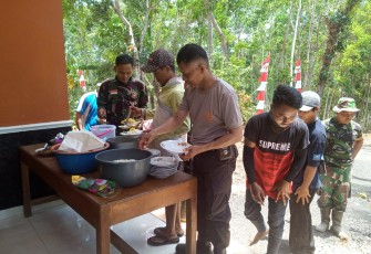 Tercipta Kedekatan Polisi dan TNI Sengkuyung Sukseskan TMMD 106 Kodim Cilacap