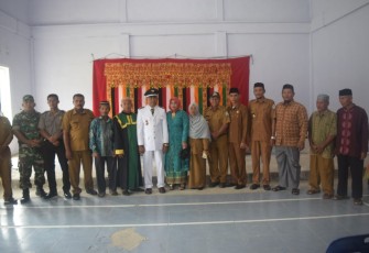 Camat Kuala Baru bersama Imuem Mukim Kuala Baru Ishak foto bersama usai pelantikan.