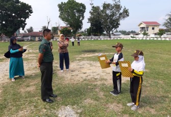 Kasdim 0209/LB Bersama Personel Latih Kesiapan Upacara Hari Pramuka