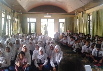 Wakasat Binmas Polres Jaktim dan Pelda Waridi Berikan Bimbingan Untuk Pelajar