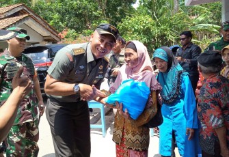 Kasiter Korem 071/WK Kunjungi Desa Cilibang dan Berikan Santunan 