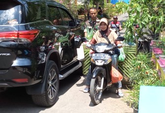 Satgas TMMD Bantu Penjuall Sayur Lintasi Jalan Sempit di Lokasi TMMD 106 Kodim Cilacap