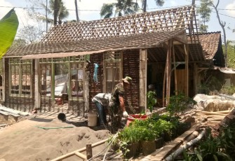 Kegiatan Fisik Satgas TMMD Di Rumah Sawin Penerima RLTH Pada Tahap Pemasangan Bata