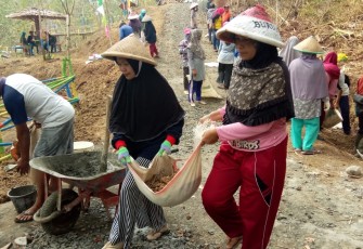 Yati dan Samini Kompak Angkut Tanah