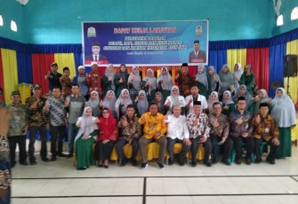 Sekda Aceh didampingi Kadis Kesehatan Aceh foto bersama Bupati dan Wakil Bupati dan jajaran serta tenaga kesehatan Aceh Singkil.