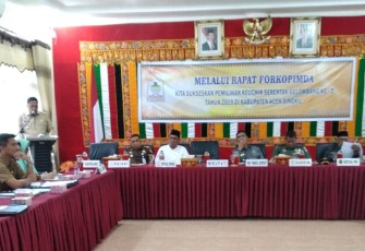 Bupati Aceh Singkil Dulmusrid saat membuka rapat Forkopimda di Opp Room Kantor Bupati setempat.