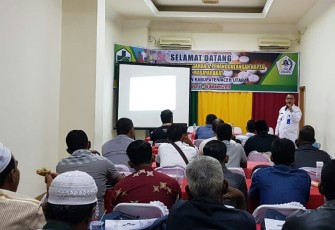 Kepala BNNK Lhokseumawe AKBP. Fakrurrozi SH saat memberi pemahaman Bahaya Narkoba seluruh Geuchik se Aceh Utara