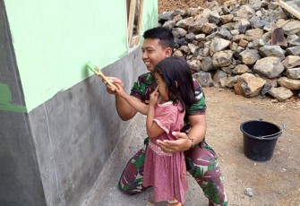 Satgas TMMD ajari Cica Gadis Kecil Warga Cilibang Mengecat